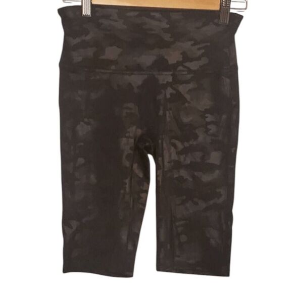 SPANX Faux Leather Bike Shorts Camo Size Medium - Picture 2 of 3